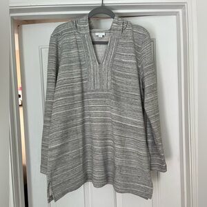 JJill Fit Pullover Hoodie with pockets and split hem
Gray and white 
Size L